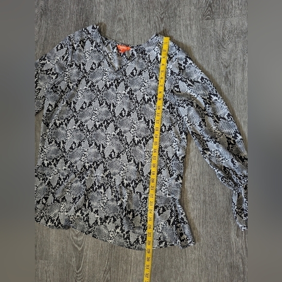 WOMAN'S Joe Fresh Black & White Snake Print Long Sleeve Blouse-Size Large - Picture 3 of 5